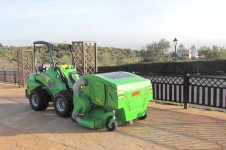 avant_collecting_lawn_mover_1500_4.jpg