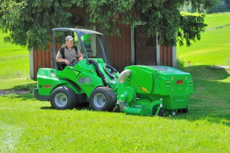 avant_collecting_lawn_mover_1500_2.jpg