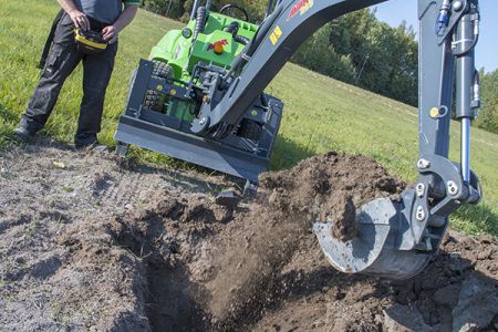 avant_kauko_ohjattava_kaivuri_backhoe_with_remote_control_web_3.jpg