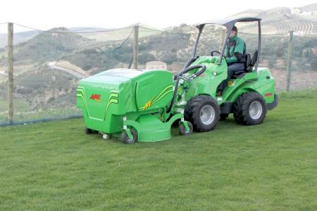 avant_collecting_lawn_mover_1500_3.jpg