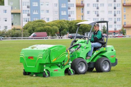 avant_collecting_lawn_mover_1500_5.jpg